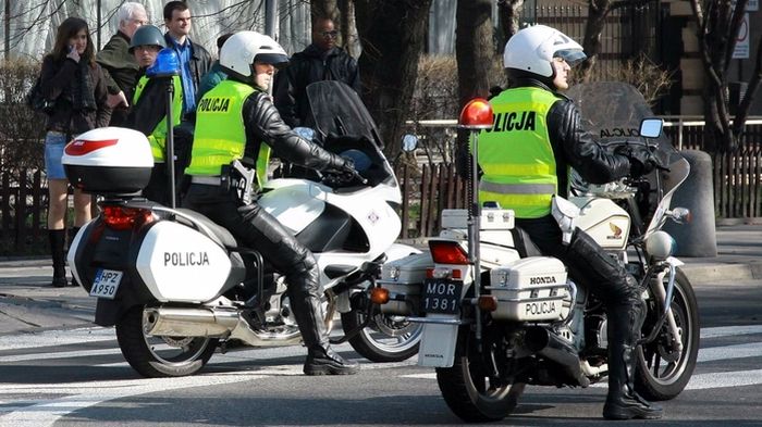 Αυστηρή η προσέγγιση της Πολωνίας στις παραβάσεις του Κ.Ο.Κ., με στόχο την μείωση των τροχαίων ατυχημάτων στη χώρα.